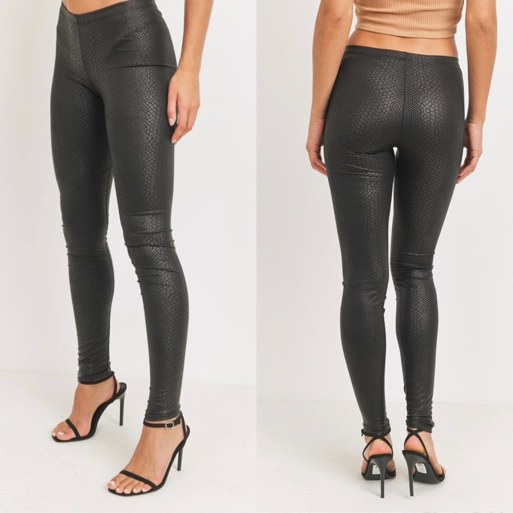 Embossed Faux Snake print leggings Black. Small or Medium